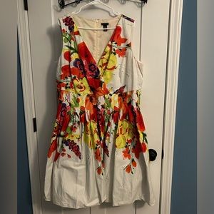 Sleeveless short white with flower print dress & has pockets
